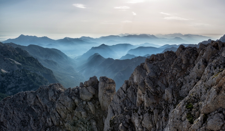 Eine große Berglandschaft die mit Nebel bedeckt ist
